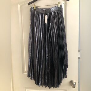 Gorgeous NWT Banana Republic metallic pleated skirt.